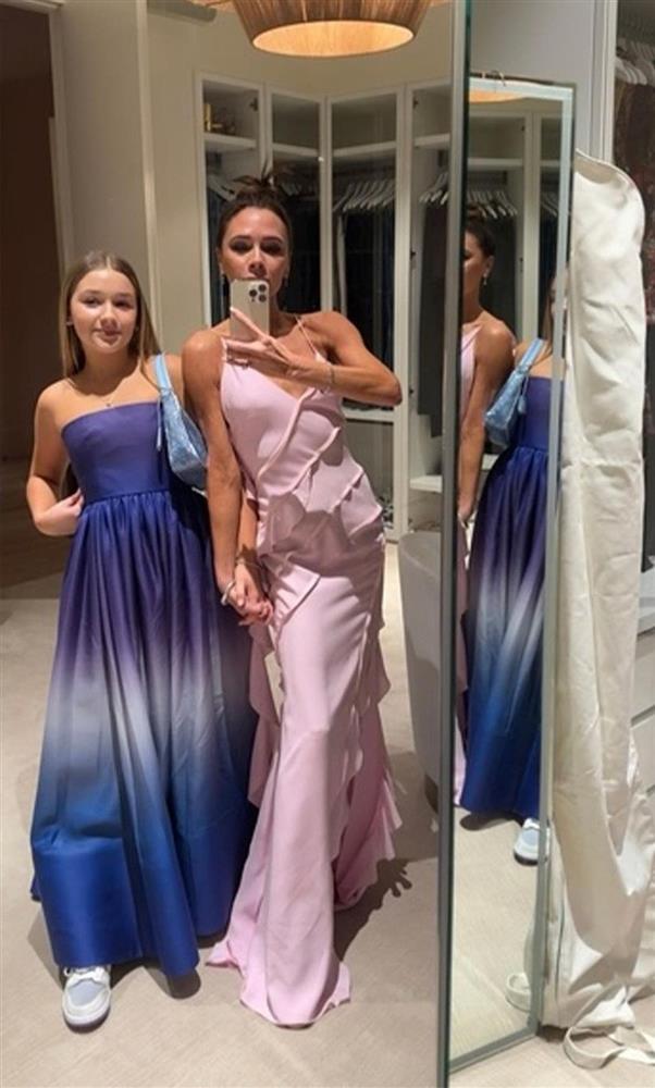 Harper Beckham biết làm điệu, được mẹ thiết kế váy đắt tiền đi dự sự kiện-3