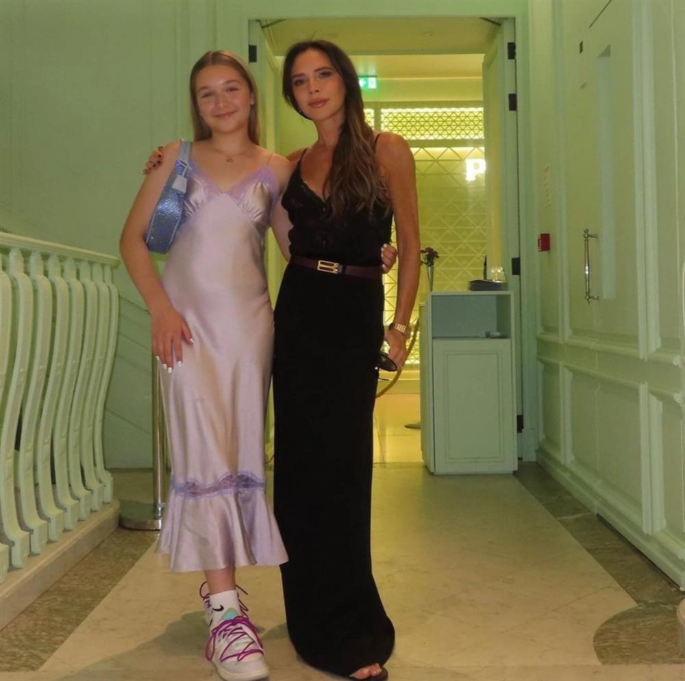 Harper Beckham biết làm điệu, được mẹ thiết kế váy đắt tiền đi dự sự kiện-4
