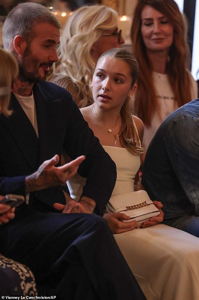 Harper Beckham biết làm điệu, được mẹ thiết kế váy đắt tiền đi dự sự kiện-5