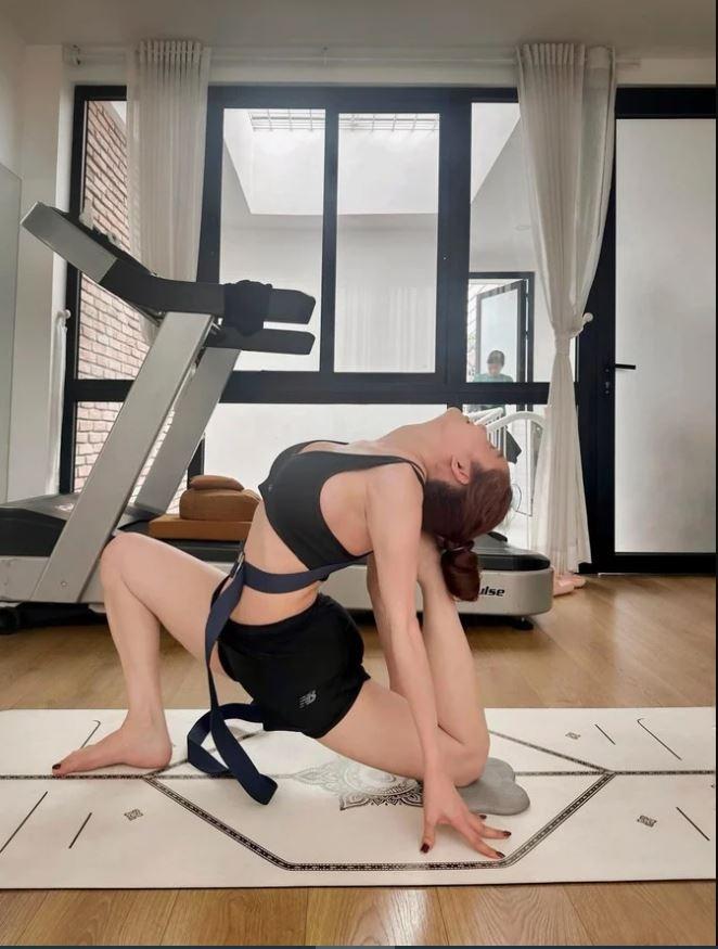 Nhã Phương khoe chế độ tập khắc nghiệt để lấy lại cơ bụng sau sinh con thứ 2-4