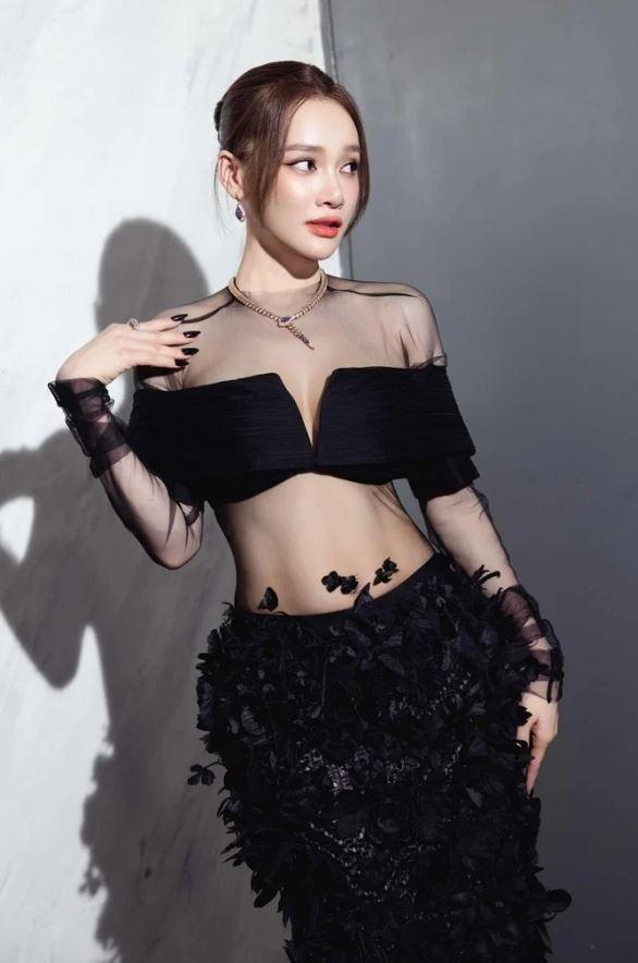 Nhã Phương khoe chế độ tập khắc nghiệt để lấy lại cơ bụng sau sinh con thứ 2-5