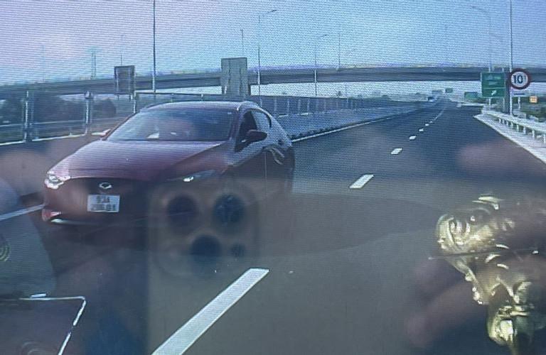 Xác minh clip ô tô chạy ngược chiều vun vút trên cao tốc Mỹ Thuận - Cần Thơ-1
