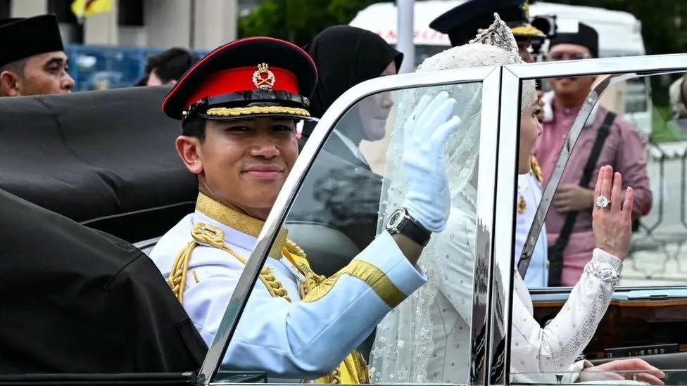 Bắn 17 loạt đại bác mừng đám cưới Hoàng tử Brunei-2