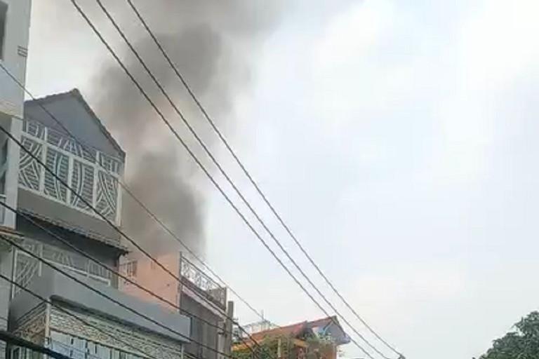 Cháy nhà 3 tầng ở TP.HCM-1