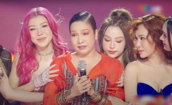 Hồng Nhung ghi điểm chị đẹp nhờ một hành động khéo léo với Mỹ Tâm-4