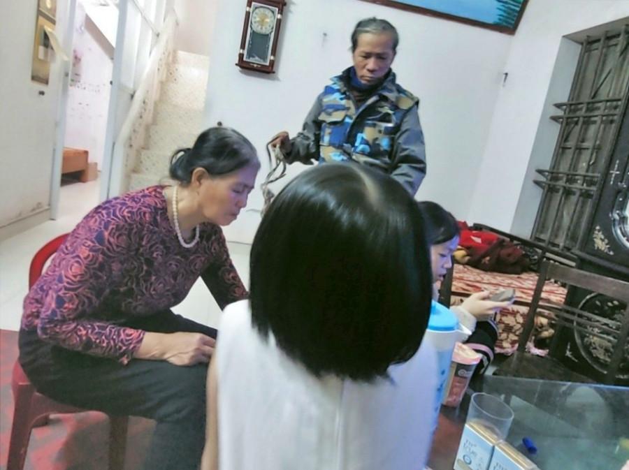 Vợ người đàn ông có móng tay dài 1m: ‘Người ta nói tôi phải hầu chồng vất vả’-4