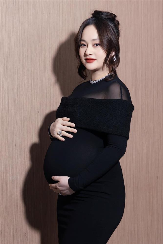 Lan Phương mang thai ở tuổi 41: Sắc vóc nổi bật, chồng Tây kề cận không rời-3