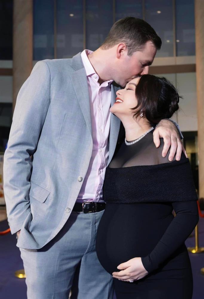 Lan Phương mang thai ở tuổi 41: Sắc vóc nổi bật, chồng Tây kề cận không rời-10