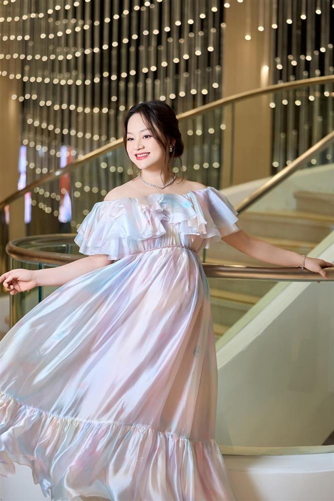 Lan Phương mang thai ở tuổi 41: Sắc vóc nổi bật, chồng Tây kề cận không rời-5