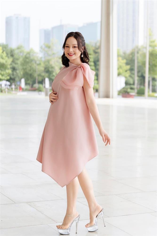Lan Phương mang thai ở tuổi 41: Sắc vóc nổi bật, chồng Tây kề cận không rời-6