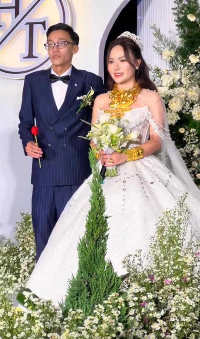 Siêu đám cưới tại Cần Thơ: Bố mẹ đẻ trao của hồi môn 13 tỷ đồng và ô tô xịn, nhà thông gia cũng chẳng thua kém-3