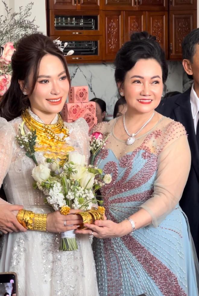 Siêu đám cưới tại Cần Thơ: Bố mẹ đẻ trao của hồi môn 13 tỷ đồng và ô tô xịn, nhà thông gia cũng chẳng thua kém-2