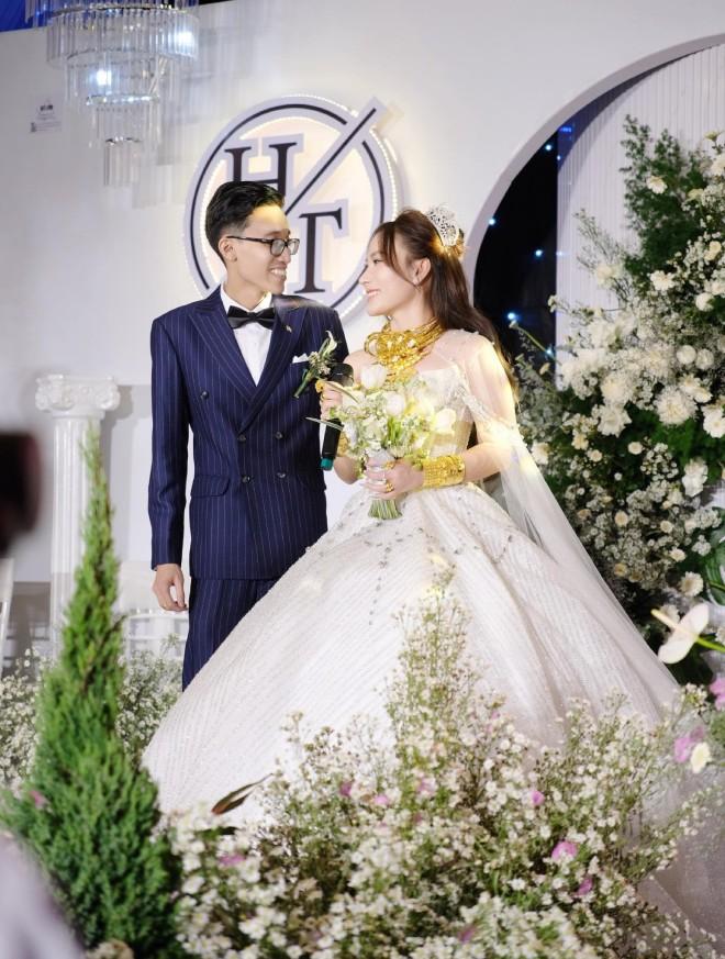 Siêu đám cưới tại Cần Thơ: Bố mẹ đẻ trao của hồi môn 13 tỷ đồng và ô tô xịn, nhà thông gia cũng chẳng thua kém-4