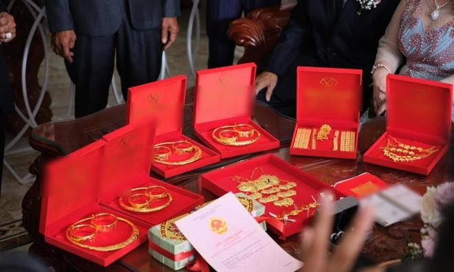 Siêu đám cưới tại Cần Thơ: Bố mẹ đẻ trao của hồi môn 13 tỷ đồng và ô tô xịn, nhà thông gia cũng chẳng thua kém-6