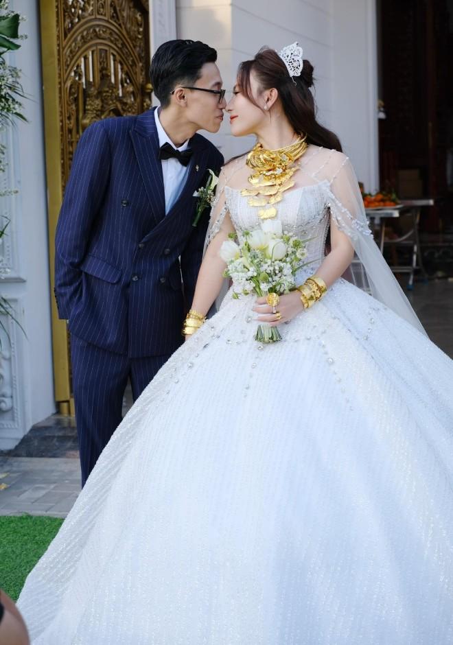 Siêu đám cưới tại Cần Thơ: Bố mẹ đẻ trao của hồi môn 13 tỷ đồng và ô tô xịn, nhà thông gia cũng chẳng thua kém-5