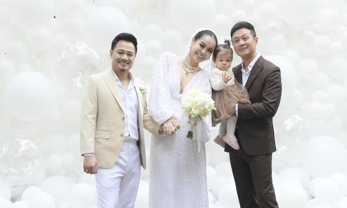 Lần hiếm hoi MC Anh Tuấn công khai sánh đôi cùng vợ trẻ, tiểu công chúa 1 tuổi lộ diện mạo gây chú ý-2