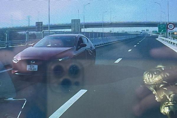 Tài xế rút dao tấn công CSGT vì bị dừng xe kiểm tra-2