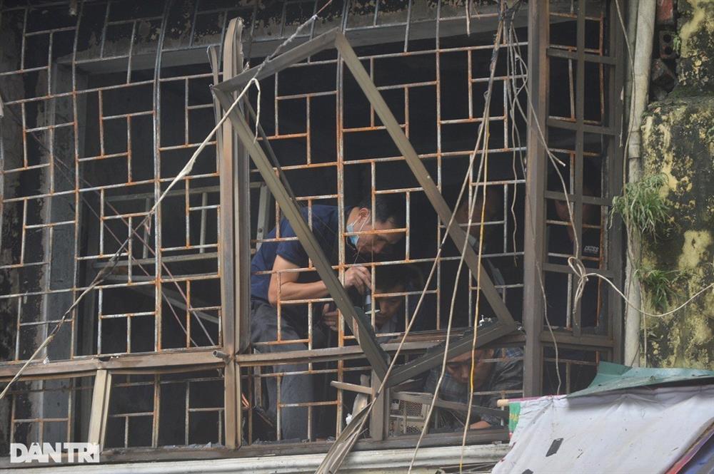Vụ cháy trên phố cổ: Nhà nhiều lối thoát hiểm nhưng 4 người vẫn tử vong-1