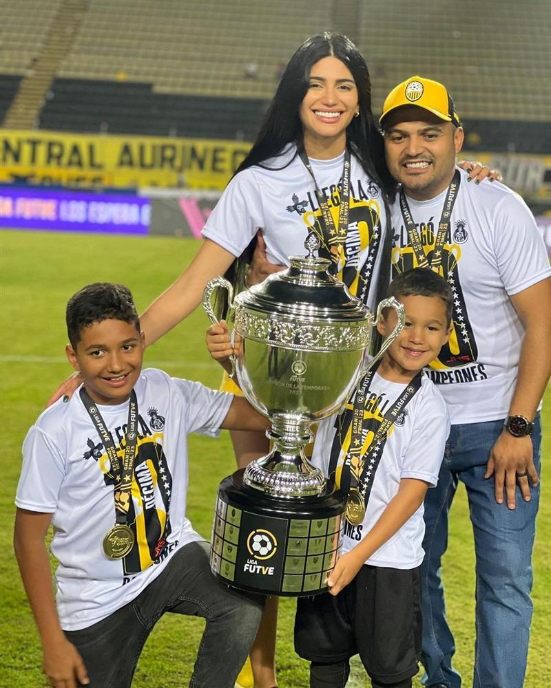 Á hậu Hoàn vũ được cầu hôn ở sân bóng-1