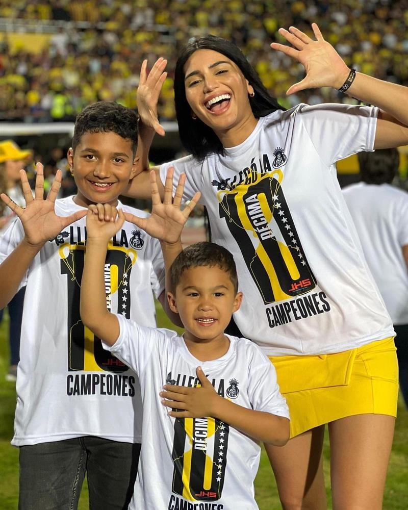 Á hậu Hoàn vũ được cầu hôn ở sân bóng-2