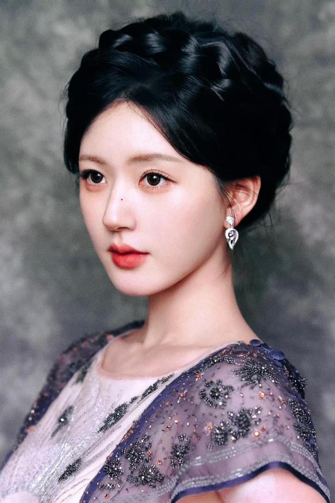 Triệu Lộ Tư lọt thỏm khi đứng cạnh Bạch Lộc và Tống Dật: CĐM nghi ngờ khai gian chiều cao-4