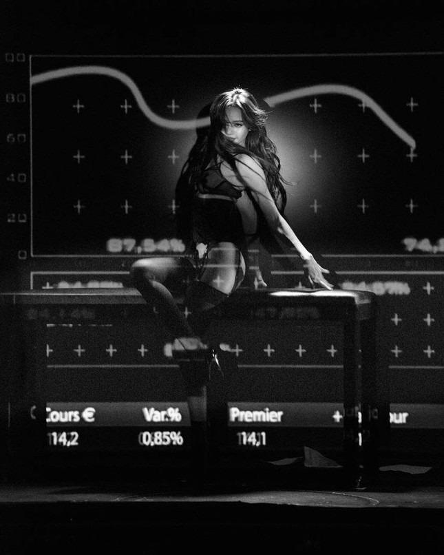 Quán bar thoát y ca ngợi 5 đêm diễn của Lisa (BlackPink)-1