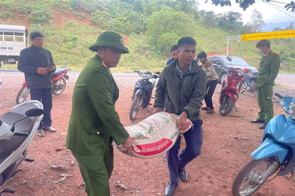 Vụ hôi của sau tai nạn: Người dân trả lại 108 bao gạo, xin lỗi tài xế-1