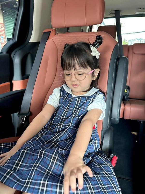 Vẻ ngoài xinh xắn như thiên thần của con gái Trương Mỹ Nhân - Phí Ngọc Hưng-1