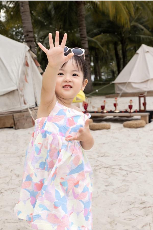 Vẻ ngoài xinh xắn như thiên thần của con gái Trương Mỹ Nhân - Phí Ngọc Hưng-2