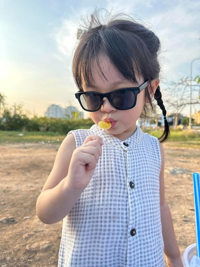 Vẻ ngoài xinh xắn như thiên thần của con gái Trương Mỹ Nhân - Phí Ngọc Hưng-4