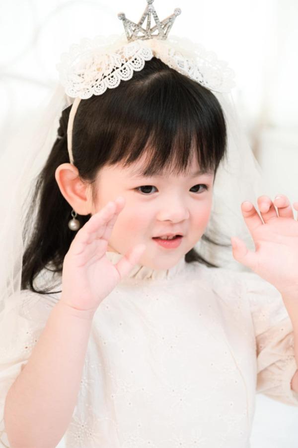 Vẻ ngoài xinh xắn như thiên thần của con gái Trương Mỹ Nhân - Phí Ngọc Hưng-6