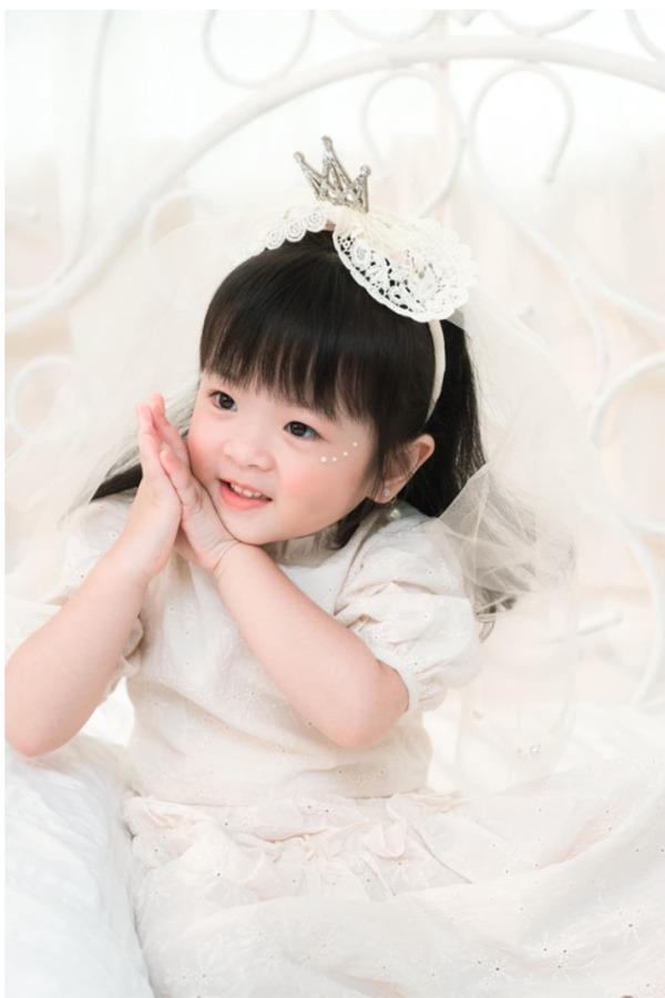 Vẻ ngoài xinh xắn như thiên thần của con gái Trương Mỹ Nhân - Phí Ngọc Hưng-7