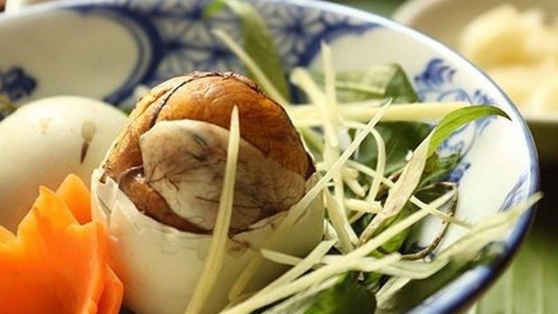 NTK Thái Công ăn trứng vịt lộn bằng bộ đồ nghề 50 triệu đồng, có gì khác biệt?-9