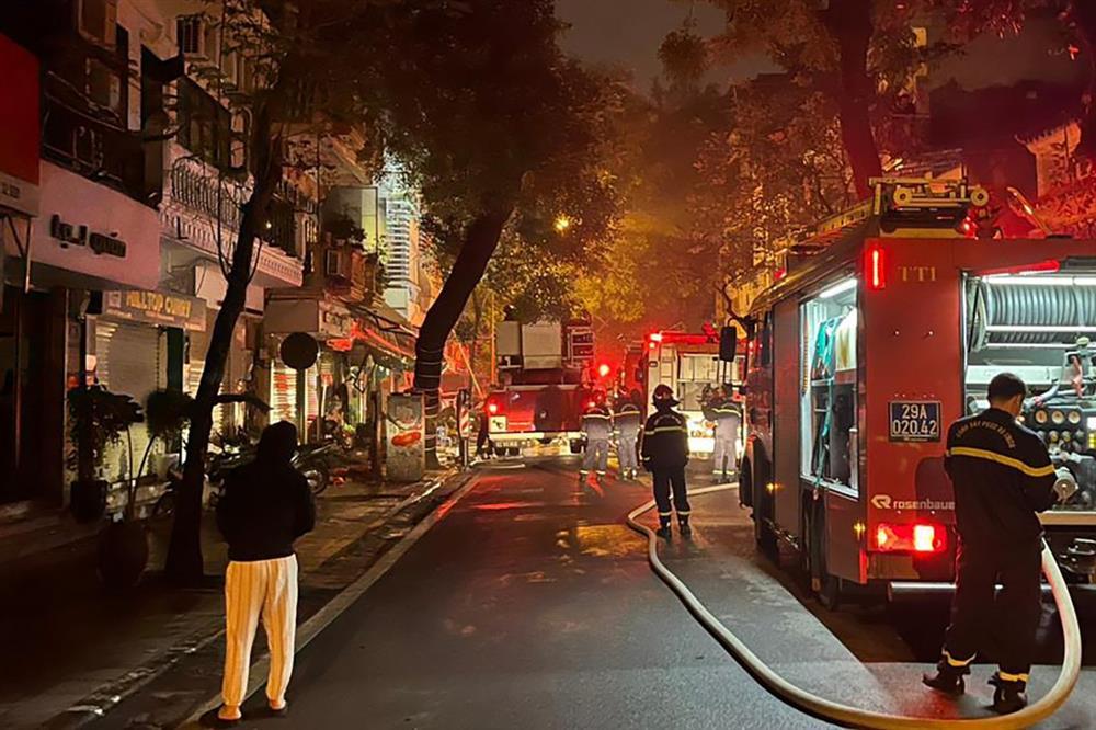 Cận cảnh ngôi nhà bị cháy lúc rạng sáng khiến 4 người tử vong ở Hà Nội-7