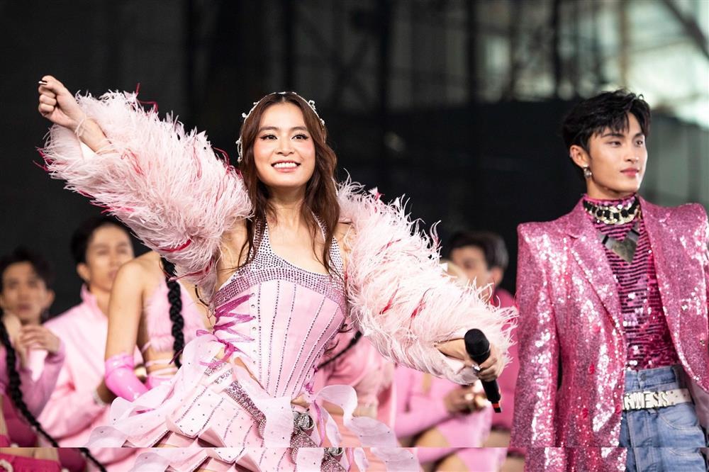 Hoàng Thùy Linh làm được gì mà nhận danh hiệu Ca sĩ nổi bật năm 2023?-3