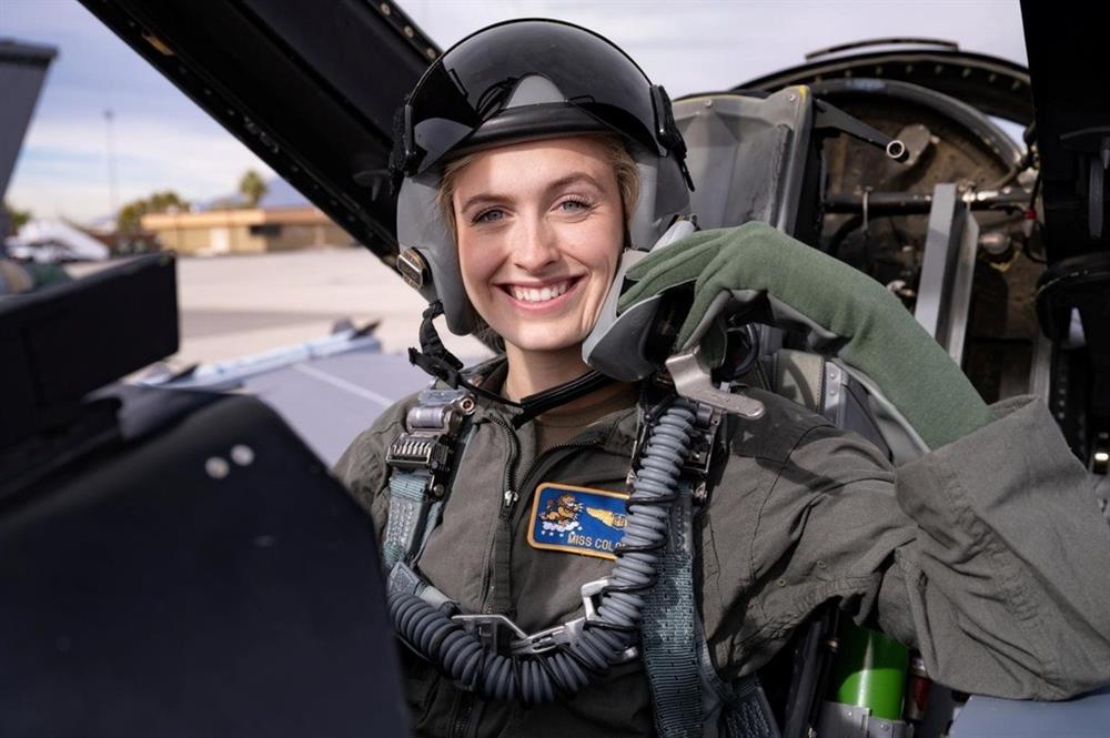 Nữ phi công quân đội theo học tại Đại học Harvard trở thành Hoa hậu Mỹ-1