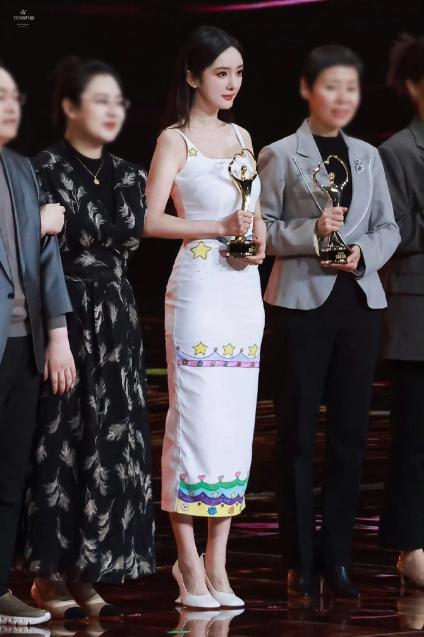 Vì sao Dương Mịch hứng chỉ trích dữ dội khi nhận giải thưởng Ngôi sao từ thiện của năm?-1