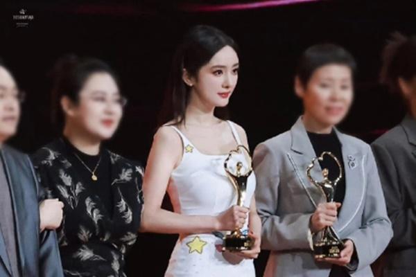 Dương Mịch bị fan quá khích động chạm cơ thể, biểu cảm hốt hoảng của nàng tiểu hoa khiến netizen lo lắng-7