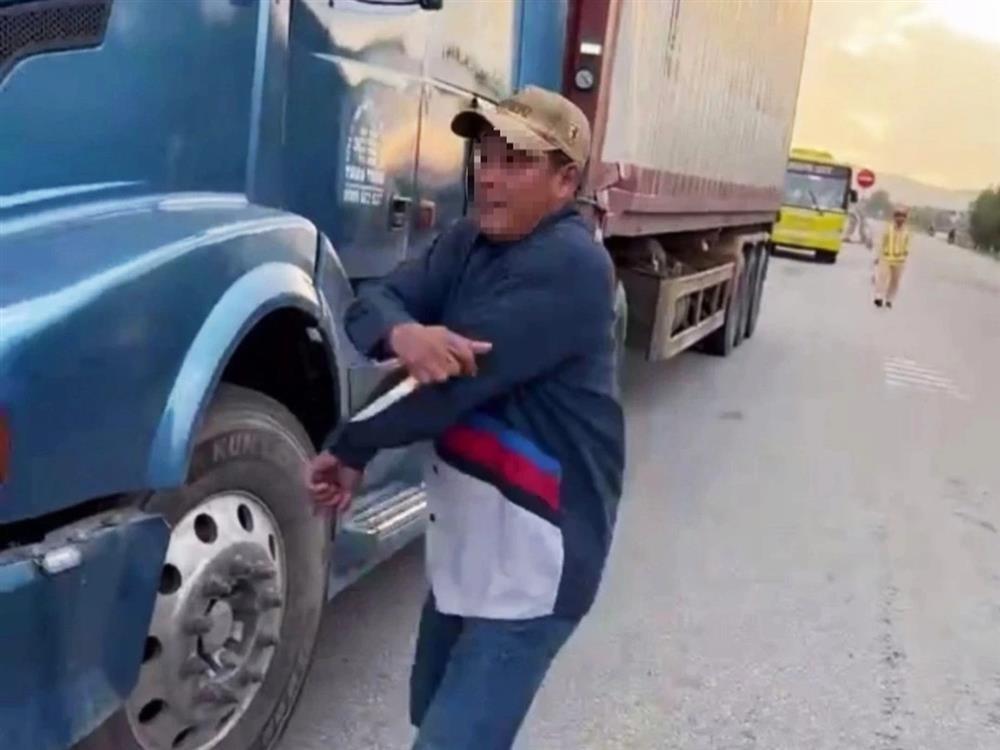 Tài xế rút dao tấn công CSGT vì bị dừng xe kiểm tra-1