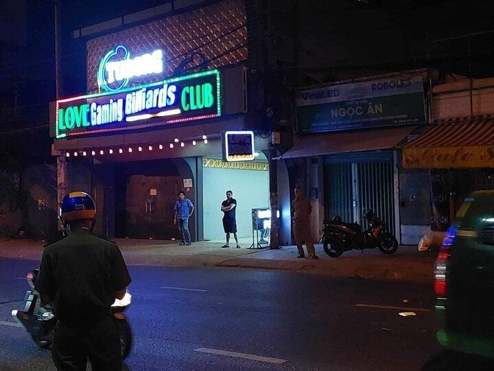 Mâu thuẫn trong quán hát, 2 thanh niên bị chém gục-1