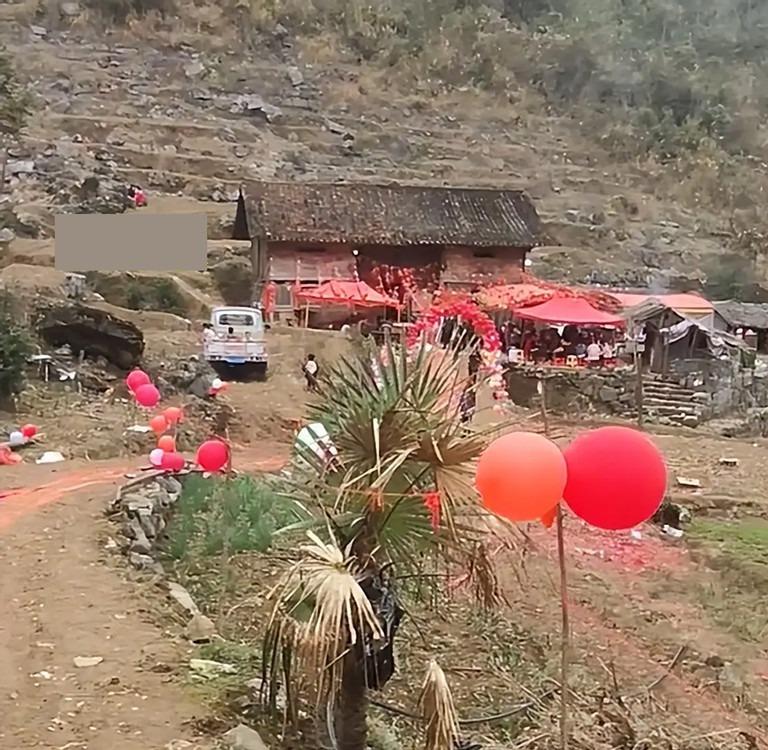 Đưa bạn thân về nhà chồng, cô gái sốc khi thấy cảnh trước mặt-1