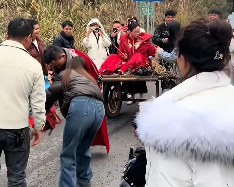 Đưa bạn thân về nhà chồng, cô gái sốc khi thấy cảnh trước mặt-2