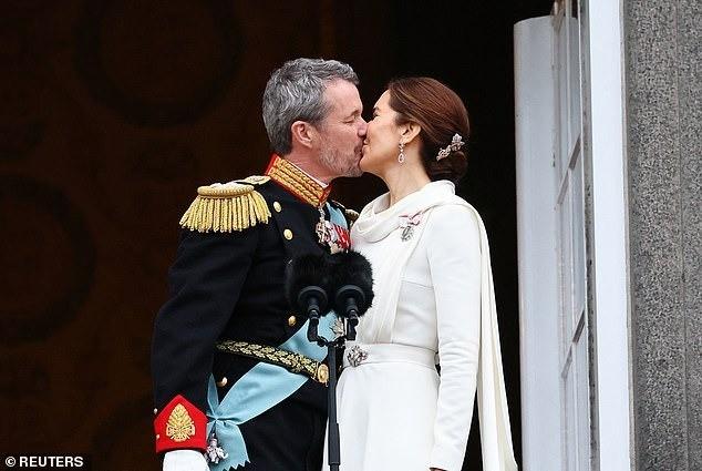 Nụ hôn của tân Quốc vương và Hoàng hậu Đan Mạch-1