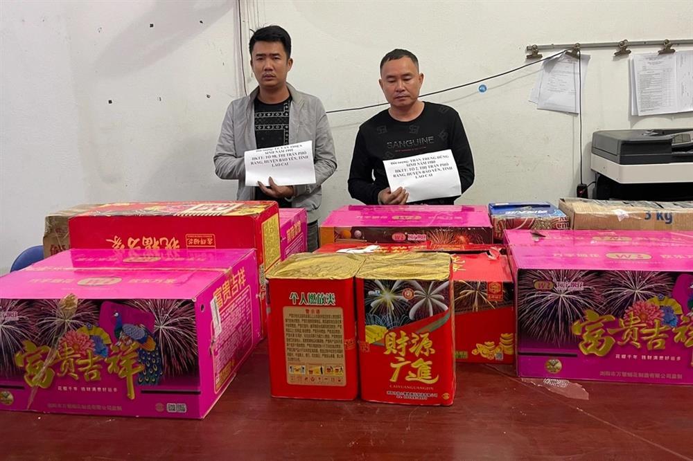 Tạm giữ 2 đối tượng vận chuyển hơn 1 tạ pháo nổ-1