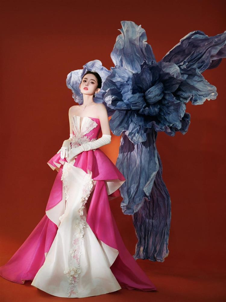 Cổ Lực Na Trát khiến dân tình ngán ngẩm khi diện bộ cánh sến sẩm tại Đêm hội Weibo 2023-6