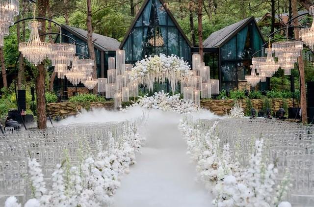 Ý nghĩa bó hoa cưới màu trắng mà yêu nữ hàng hiệu Vũ Hạnh Nguyên cầm trong đám cưới-1