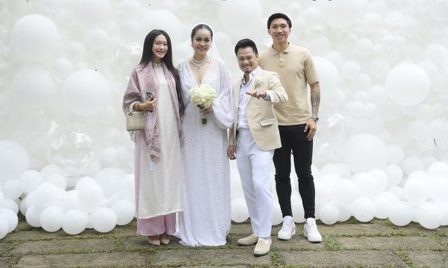 Ý nghĩa bó hoa cưới màu trắng mà yêu nữ hàng hiệu Vũ Hạnh Nguyên cầm trong đám cưới-2