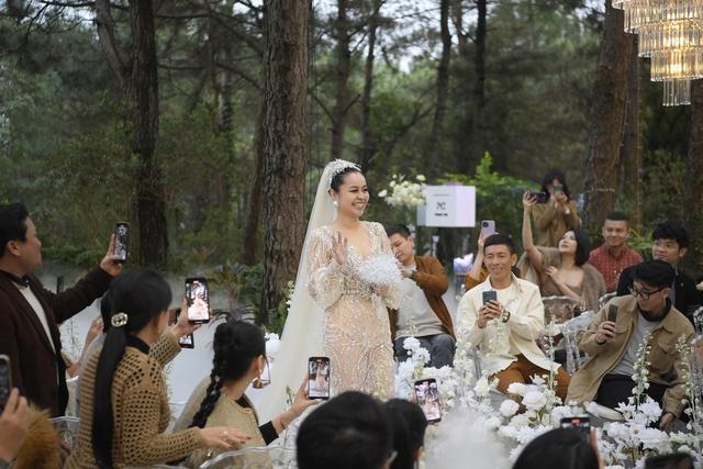 Ý nghĩa bó hoa cưới màu trắng mà yêu nữ hàng hiệu Vũ Hạnh Nguyên cầm trong đám cưới-3
