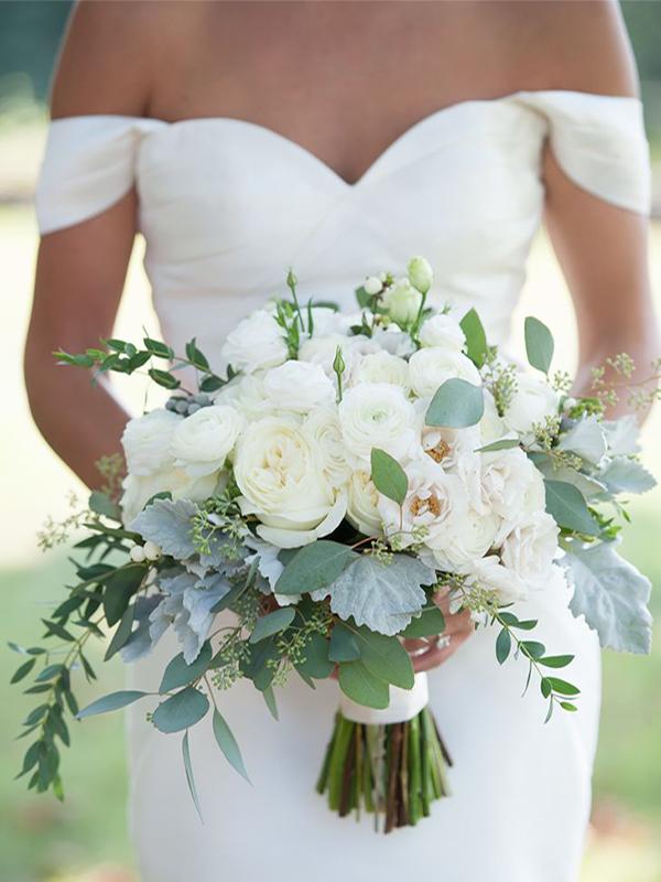 Ý nghĩa bó hoa cưới màu trắng mà yêu nữ hàng hiệu Vũ Hạnh Nguyên cầm trong đám cưới-5