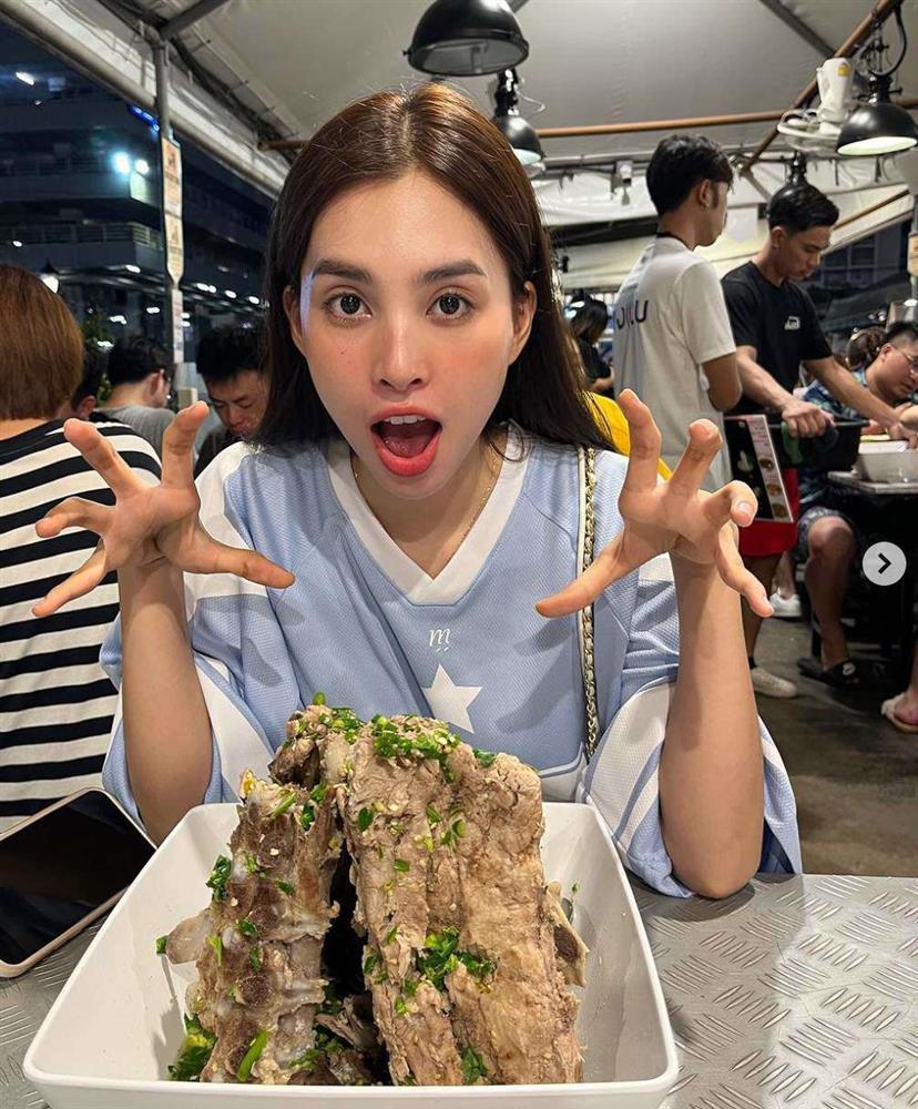 Hoa hậu Tiểu Vy tăng cân liên tục, ép ngang xoạc dọc độ dáng trước Tết-1